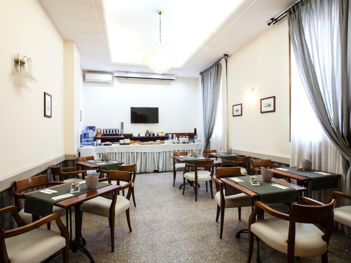 Astoria Deluxe Rooms Bologna Bagian luar foto